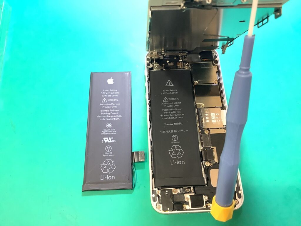 iPhone（アイフォン）SEのバッテリー交換の様子