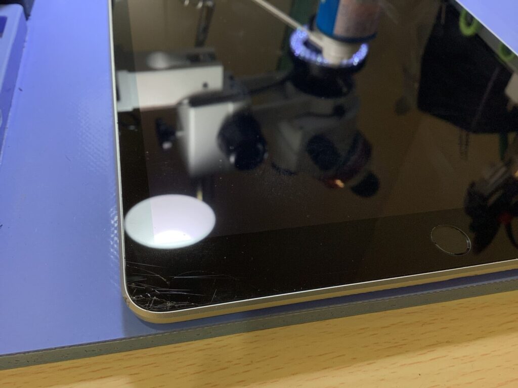 iPad（アイパッド）9のガラス割れの画面の状態①
