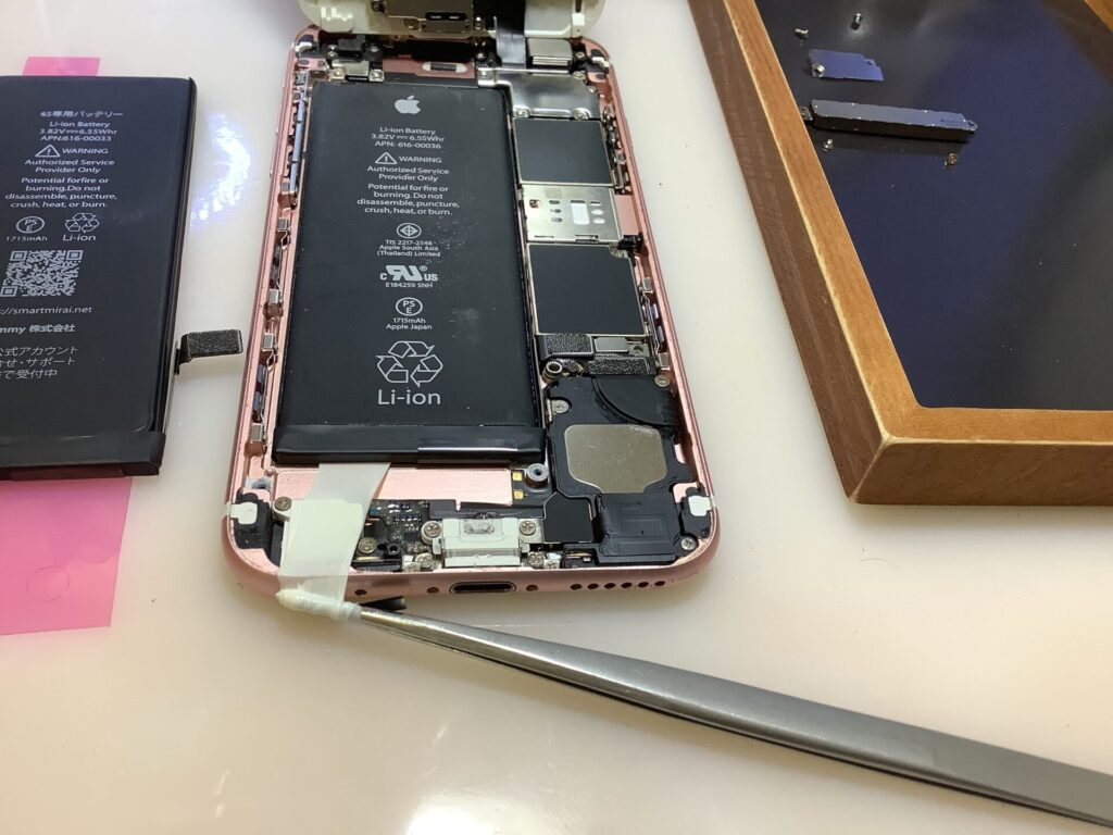 iPhone(アイフォン)6sバッテリーシールを剥がす左