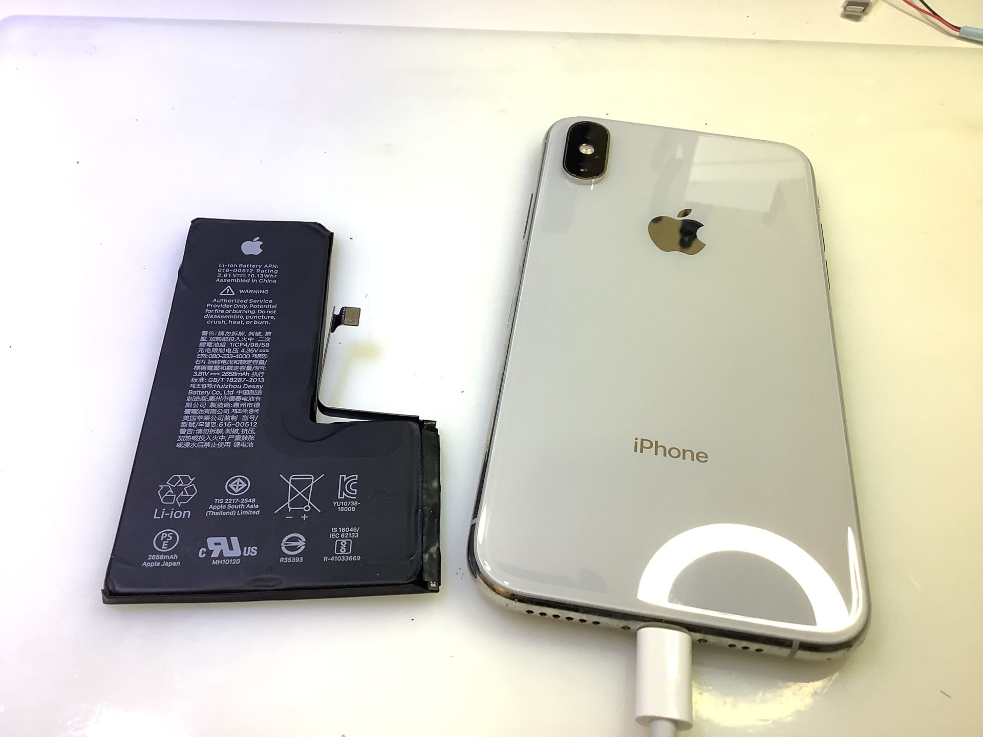 要注意！】小山市でiPhoneXsのバッテリー交換を最大容量100％表示でなら、スマホ修理館イオンモール小山店へ！ - スマホ修理館｜iPhone( アイフォン)修理、iPad(アイパッド)修理、Androidスマホ修理