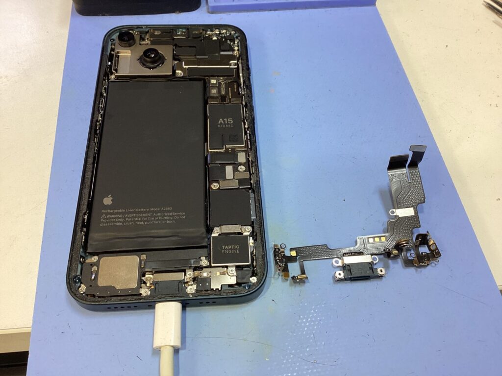 iPhone14の充電コネクター取り付け後と元々の充電コネクター